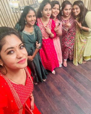 Sruthi Shanmuga Priya Instagram - The reunion that is extremely close to my heart ❤️ 
#nathaswaram_sisters @benzepreinkline @me_jsrimano @actress_sangavi @revathi.thamu 

Thanks to @behindwoodsofficial for this wonderful meet-up. Feels so good and heartwarming ❤️

#sistersforever #bonding #14years #nathaswaram #suntv