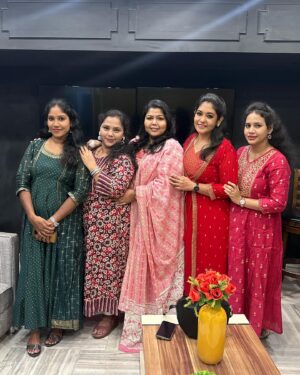 Sruthi Shanmuga Priya Instagram - The reunion that is extremely close to my heart ❤️ 
#nathaswaram_sisters @benzepreinkline @me_jsrimano @actress_sangavi @revathi.thamu 

Thanks to @behindwoodsofficial for this wonderful meet-up. Feels so good and heartwarming ❤️

#sistersforever #bonding #14years #nathaswaram #suntv