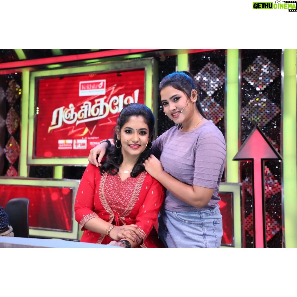 Sruthi Shanmuga Priya Instagram - With the cutest..!🥰 . . #ranjithame #sunday #gameshow #suntv #suntelevision #suntvserial #lakshmiserial #lakshmi #team #fun #entertainment . . #keeksjan