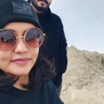 Sruthi Shanmuga Priya Instagram - Few memories, places and moments can never be forgotten and will be so precious & memorable! This is one such memory. I’m so glad that I’ve had this moment with you in this lifetime❤️ thanks to you and the universe for an amazingly wonderful memory to cherish @arvind__shekar #memorableride #snowmountain #minusdegrees #loveofmylife #ladakh