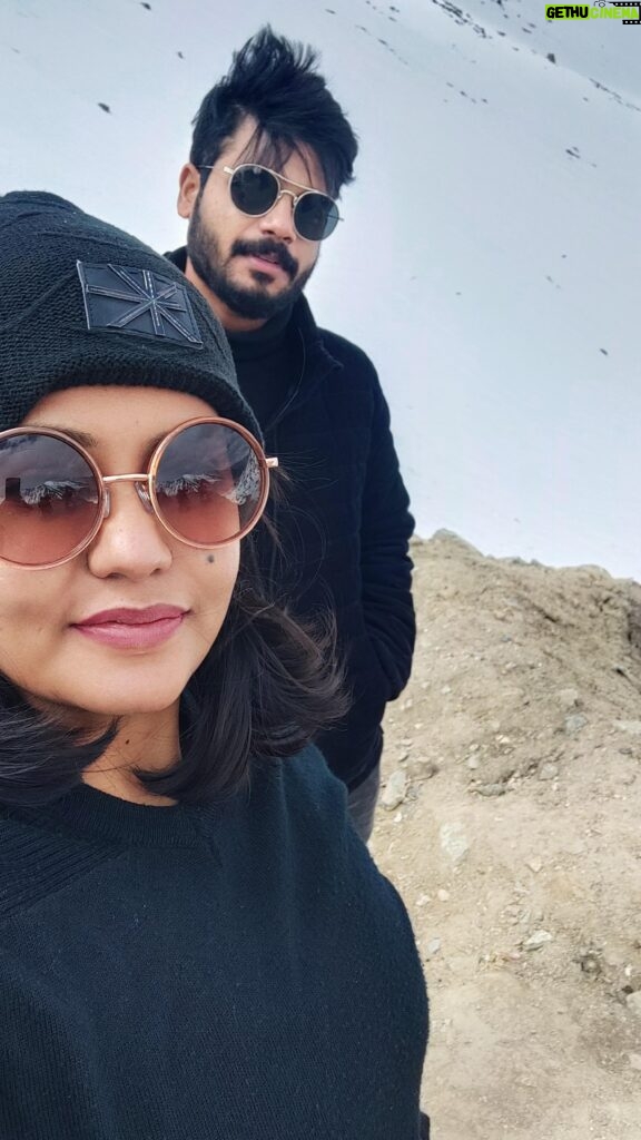Sruthi Shanmuga Priya Instagram - Few memories, places and moments can never be forgotten and will be so precious & memorable! This is one such memory. I’m so glad that I’ve had this moment with you in this lifetime❤️ thanks to you and the universe for an amazingly wonderful memory to cherish @arvind__shekar #memorableride #snowmountain #minusdegrees #loveofmylife #ladakh