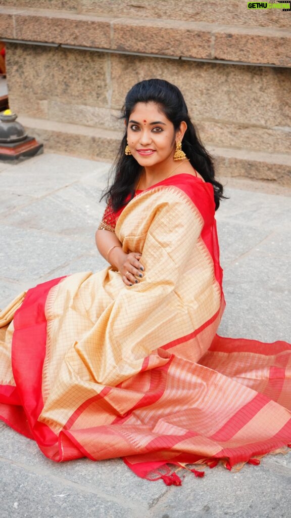 Sruthi Shanmuga Priya Instagram - Simplicity carried to an extreme, becomes elegance ! 💫✨ Saree : @_niyali_online VC : @roshan_gx