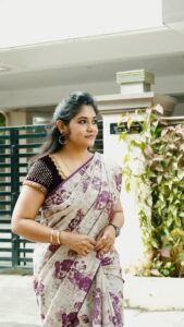 Sruthi Shanmuga Priya Instagram - Behind every strong woman is a story that gave her no other choice ! Stepping into this year stronger with my guardian angel beside 🦋👼🏻 Tussar silk saree : @_niyali_online #positivity #goodvibes #2024 #spreadlove #stronger