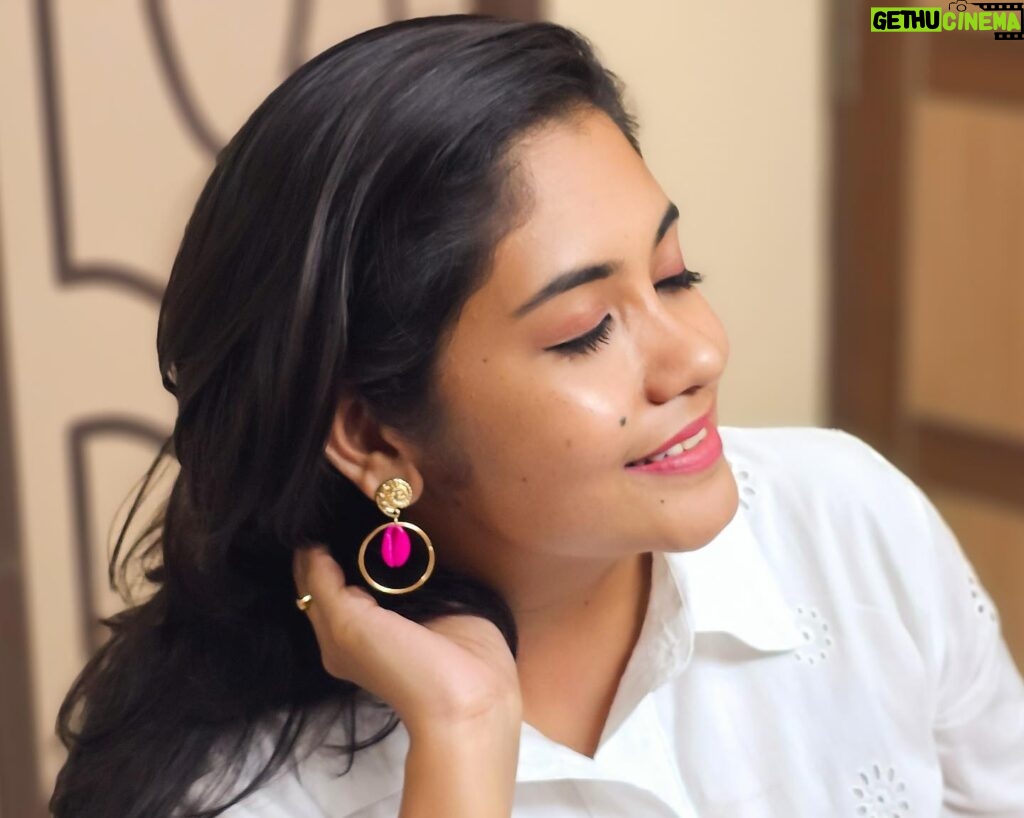 Sruthi Shanmuga Priya Instagram - Accessorize your life with exquisite pieces of jewelry! Thank you for the lovely unique collections of Jewelry @celestia_glamjewels ! Loving them ❤️❤️ #jewelry #unique #exquisite #beauty #earrings #bracelets