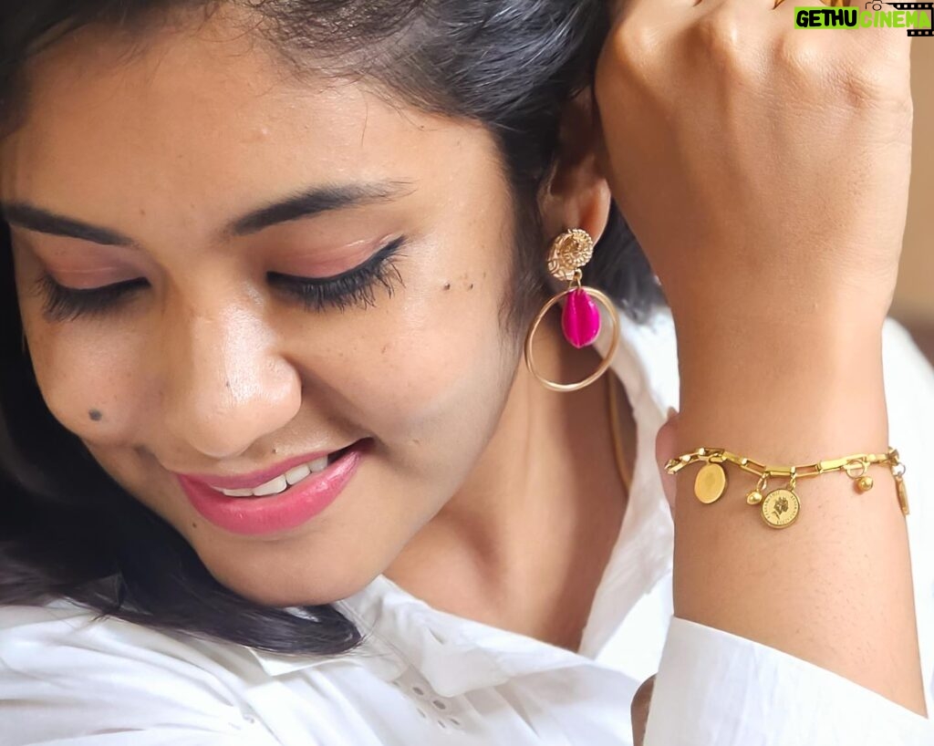 Sruthi Shanmuga Priya Instagram - Accessorize your life with exquisite pieces of jewelry! Thank you for the lovely unique collections of Jewelry @celestia_glamjewels ! Loving them ❤️❤️ #jewelry #unique #exquisite #beauty #earrings #bracelets