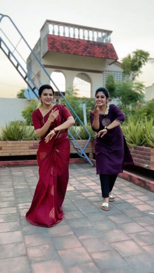 Sruthi Shanmuga Priya Instagram - When our friend says sorry I can't dance,I don't know dance...make her dance...sruthiiiiiii u danced really well dear❤️❤️❤️..proud of you my girl😋😋😋🥰🥰🥰

#friendship #dance #shooting #trendingreels