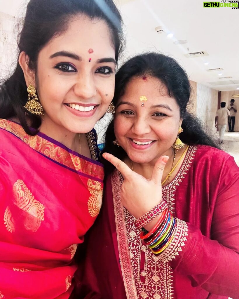 Sruthi Shanmuga Priya Instagram - Such a sweet heart Person you r 😍😍😍 U never changed dr, Love you lot 💕💕💕 Be happy always 💐💐💐 . . . #sreevidhyananjan #sruthi #friendsmeetup❤️✌️ #selfie #movement #smile #happiness #gettogether #function #srideviashok #babyshower
