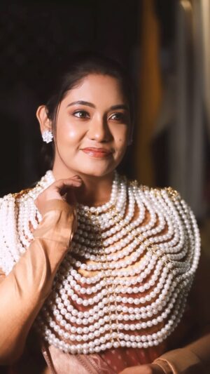 Sruthi Shanmuga Priya Instagram - Not just your favourite song, it’s your all time remembrance arvind ❤️ thank you for such a nice elegant makeover @sarakannan_makeoverartist @hairdoby_aishu Loved working with you ✨🫶🏻
Beautiful captures by @redwood_photographyy ! Waiting to post more pictures in this look 

Blouse designed by my favourite vaishnavi ❤️ @stitch_vyshnavee_sarath