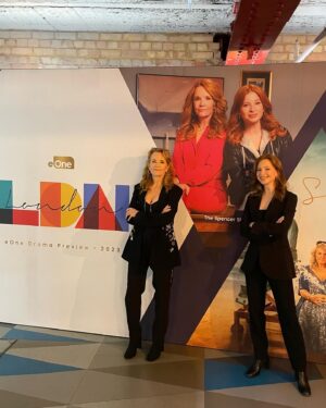 Stacey Farber Instagram - “Surreal, but nice.” Loved visiting London with my onscreen sister @lea_thompson 🇺🇸👯‍♀️💫🥰🙏💋 #TheSpencerSisters @ctv