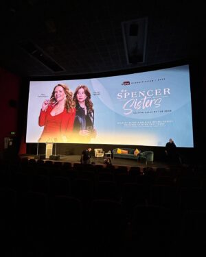 Stacey Farber Instagram - “Surreal, but nice.” Loved visiting London with my onscreen sister @lea_thompson 🇺🇸👯‍♀️💫🥰🙏💋 #TheSpencerSisters @ctv