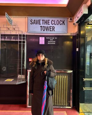 Stacey Farber Instagram - “Surreal, but nice.” Loved visiting London with my onscreen sister @lea_thompson 🇺🇸👯‍♀️💫🥰🙏💋 #TheSpencerSisters @ctv