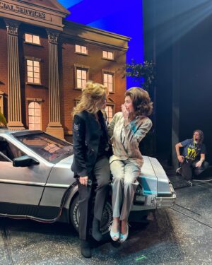 Stacey Farber Instagram - “Surreal, but nice.” Loved visiting London with my onscreen sister @lea_thompson 🇺🇸👯‍♀️💫🥰🙏💋 #TheSpencerSisters @ctv