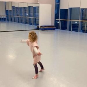Stacey Tookey Instagram - Harper 5 years old feeling her improv 🩵What a reminder of how free you can feel dancing just because you gotta move!
