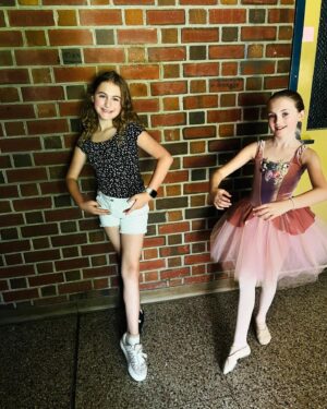 Stacey Tookey Instagram - With a fractured toe poor Harps had to sit out her ballet recital. What a good sport and good friend she was sporting all her friends ❤️