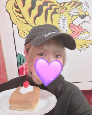 Starlight Kid Instagram - 虎と黒虎🐯🖤

台湾行く前に食べに行った台湾カステラ🇹🇼
ふわふわ〜！！

あとやっぱりここの魯肉飯が大好き🥹
もちろん今回も一緒に行った方はこの方です笑(2枚目)

#SLK
#スターライトキッド
#スターダム
#STARDOM
#OEDotai
#大江戸隊
#女子プロレス
#押競満寿