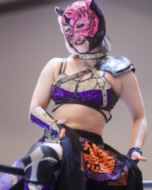 Starlight Kid Instagram - 2月はValentineMonthという事でピン黒マスク多め〜っ🫰🏻💖

そしてそして、黒虎怪童TシャツはGETしたんかい？

#SLK
#スターライトキッド
#スターダム
#STARDOM
#OEDotai
#大江戸隊
#女子プロレス
#バレンタイン