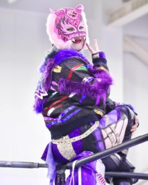Starlight Kid Instagram - 2月はValentineMonthという事でピン黒マスク多め〜っ🫰🏻💖

そしてそして、黒虎怪童TシャツはGETしたんかい？

#SLK
#スターライトキッド
#スターダム
#STARDOM
#OEDotai
#大江戸隊
#女子プロレス
#バレンタイン