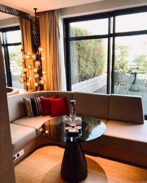 Stéfi Celma Instagram - Paris je t’ai quitté… mais j’avoue que ça fait plaisir de te retrouver… 

#shootingday
#villedecœur #laviesansklaxoncestbienaussi
#promoday
#meeting 

Merci @lecinqcodet pour l’accueil ✨