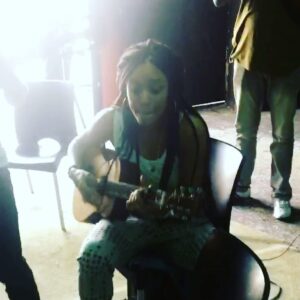 Stéfi Celma Instagram - En janvier 2018, je rencontre tous ces Bonhommes...mes frangins de Kinshasa
Générosité totale!!
Une guitare dans la main et tout le monde oublie ses galères... Bonne année à tous!! @jali_officiel @imani_assumani #gammeroz #toussaint #Kabe