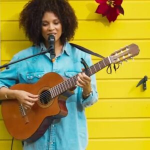 Stéfi Celma Instagram - 1000 mercis pour vos retours sur Baltimore 🌹✨ Je vous donne rendez-vous mercredi soir sur @france3 à 21h10 pour vous faire découvrir la chanson en live. 

Plein d’autres belles surprises lors de cette emission, 
je vous embrasse 😚

#tousalareunion #france3 @france.tv