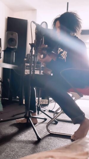 Stéfi Celma Instagram - Ça me fait du bien de chanter cette chanson en live…
Bienvenue dans mon Home studio, c’est ici que je crée, c’est ici que je doute, c’est ici que j’espère, c’est ici qu’est née « Vent du Sud » disponible sur toutes les plateformes