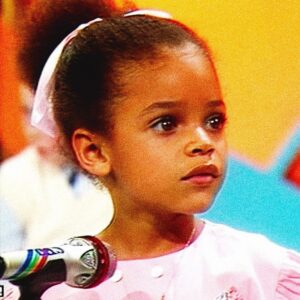 Stéfi Celma Instagram - Salut les amis! 
Comment allez vous? Ça y est j’ai eu le bonheur d’être maman!! J’imaginais pas à quel point c’était prenant😅
Ça m’a replongé directement dans des souvenirs d’enfance. 

Ça m’a fait me rendre compte à quel point certaines choses sont essentielles dans la vie. Et aussi à quel point parfois on est encombré de choses qui finalement ne nous servent à rien. Ça m’a donné envie d’écrire. 

Et surtout ça me conforte dans le fait qu’avec du « LOVE et de L’EAU » on a comme on dit chez nous « La BASE ».

Je vous en souhaite une bonne écoute et je me souhaite de continuer à m’amuser comme un enfant! 

Et je remercie Jacques Martin d’avoir semé en moi et beaucoup d’autres enfants la possibilité de rêver Foooort!!! 

#grandirjamaissurtoutpas 

« Les enfants ne grandissent jamais ils ont juste des enfants ».

@imani_assumani 
@karolynel 
@akcommunication 
@mel.p_tomboylab 
@janiecph 
@romain_descombes 
@yotankarecords 
@ionmakaveli 
@vivien.gouery 
@cla_arnou