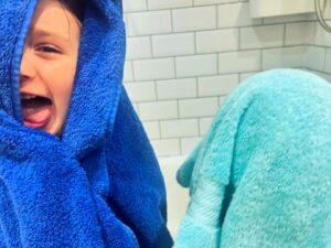 Stella Creasy Instagram - I might be feeling like death warmed up and stressed out as hell about trying to get work done but they are having a blast and surely that’s all that matters ( that and that they managed to have a bath at all being a miracle…) 

#parenting #notMadeawithAI