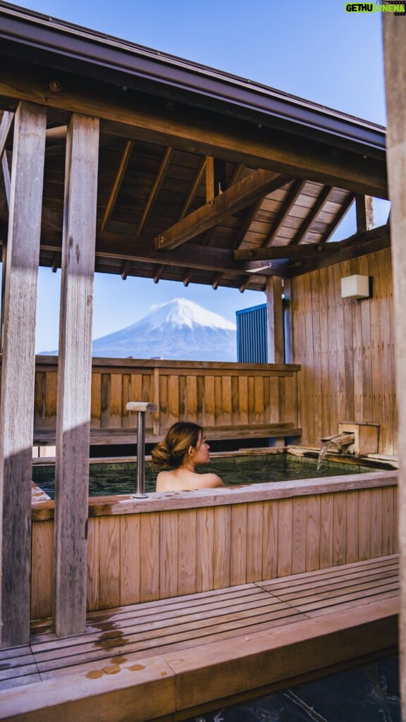 Stella Lee Instagram - Mount Fuji and Onsen, how can life be better than this? 🤭 This outdoor onsen is a part of @ogawaso_official Ryokan in Fujinomiya city, Shizuoka ✨