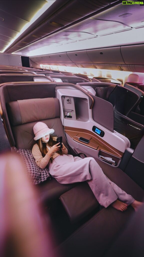 Stella Lee Instagram - How to get the best seat at Singapore Airlines Business Class although you’re paying the same fare? 😏👋🏻 If youre able to get this special seat, consider yourself lucky because all aviation geek would want to get that seat!
