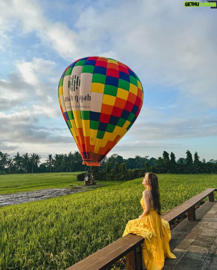 Stella Lee Instagram - Chasing serenity in the middle of paddy view at @tanahgajahubud 1. Spa with paddy view 2 & 3. My private pool at the villa 4 & 5. Dining at Tempayan Restaurant 6. Afternoon tea at the lounge 7. Picnic afternoon tea 8. Hot Balloon Air ride 9. Kecak Performance at the estate 10. Romantic paddy dinner