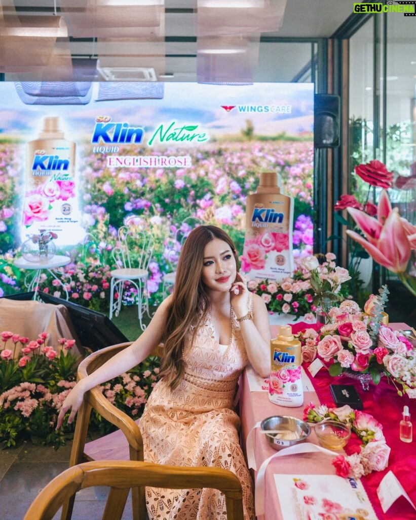 Stella Lee Instagram - Had so much fun at today’s @soklinliquiddetergent event as I got to know deeper about their SoKlin Liquid Nature English Rose 2 in 1 (detergent and softener). It is plant based, no SLS, no paraben, no hipoclorit, and will definitely cleanse and soften your clothes without drying out your skin ❤️ I can vouch that the English Rose Essential Oil that they use is also from high quality resources and smell so good all day 💐✨ We had the chance to make our own perfume using their oil and boy oh boy, the scent is definitely something that you will never forget 😍 Are you curious? Why dont you give it a try! 🤭✨ #PilihanTerbaikdariTumbuhan #BersihnyaBerikanKekuatan