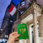 Stella Lee Instagram - Bila kalian juga kehilangan passport selama perjalanan, segera hubungi KBRI di negara tersebut untuk meminta surat jalan pulang 🇮🇩 Selama berbelas belas tahun, baru kali ini aku kehilangan passport. Ketika hotel check in, aku sibuk mengurus segala form dan koper, sehingga ketika passport dikembalikan ke aku oleh resepsionis, mama berusaha membantu dengan berinisiatif menyimpan passport di tasnya Selama di New York karena tidak berbelanja, jadi aku sendiri tidak membutuhkan passportku. Sampai di hari H-1 di mana aku naik helicopter, staff meminta ID dan mama baru sadar bahwa passportku tidak ada di tasnya. Tetapi karena kita berada di New Jersey untuk aktifitas, kita baru bisa kembali ke hotel di jam 2 siang. Setelah mencari cari di hotel, menelpon semua tempat yang memungkinkan jatuh, dan tidak ditemukan, barulah kita bergegas ke KBRI New York🇮🇩 Entah jatuh, entah terbuang tidak sengaja, atau passportnya melarikan diri 🤷🏼‍♀️ Begitu sampai KBRI, ternyata butuh surat tambahan seperti : 1. Surat kehilangan dari kepolisian setempat (minta ke New York Police Department) 2. Money Order dari kantor Pos USPS untuk membayar biaya kehilangan passport 3. Pas Foto untuk passport sementara Dalam 2 jam itu, aku berlari2 sendirian di tengah kota New York sambil berdoa, yes dengan boots hak tinggiku! 👠 Untungnya selama ini aku selalu menyimpan foto passport dan foto visaku juga, jadi aku sarankan kalian untuk menyimpan copy annya juga agar proses lebih mudah dan cepat. Mungkin next time aku juga perlu selalu menyiapkan pas foto bila ada apa apa 🙏🏻 Setidaknya keesokan harinya aku bisa pulang, dan from now on I will keep my own passport by myself 🥹 Please always check your passport everyday too during your trip, and hopefully it doesnt happen to any of you! 🙏🏻