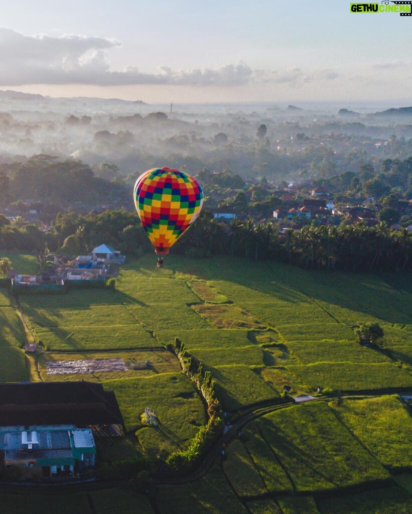 Stella Lee Instagram - The one and only hot air balloon ride in Bali is too beautiful especially during morning sunrise 🌅✨ The landscape of Bali’s mountains and trees are truly magnificent ✨ I am proud to say that this is probably one of the prettiest shots I’ve taken in 2024, dont you agree with me? 📸: by yours truly Edit : by @themagicpreset