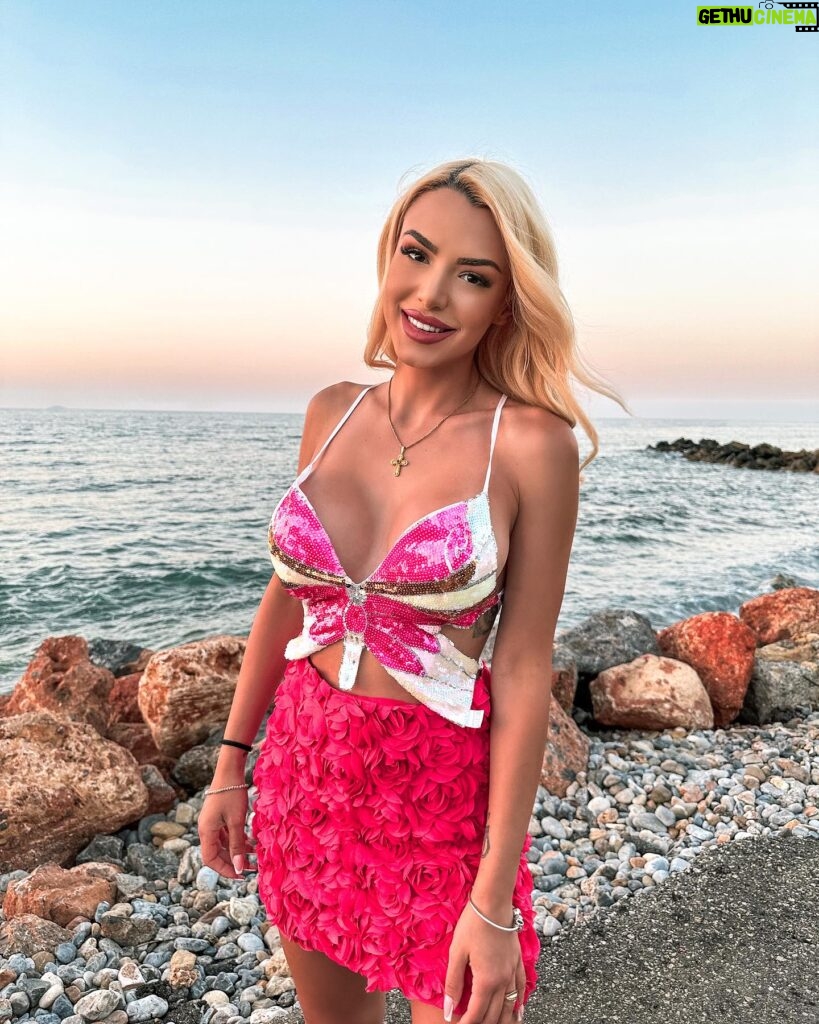 Stella Mizeraki Instagram - Sunset lover over and over again ☀️ Outfit: @stellamizerakicollection 💗