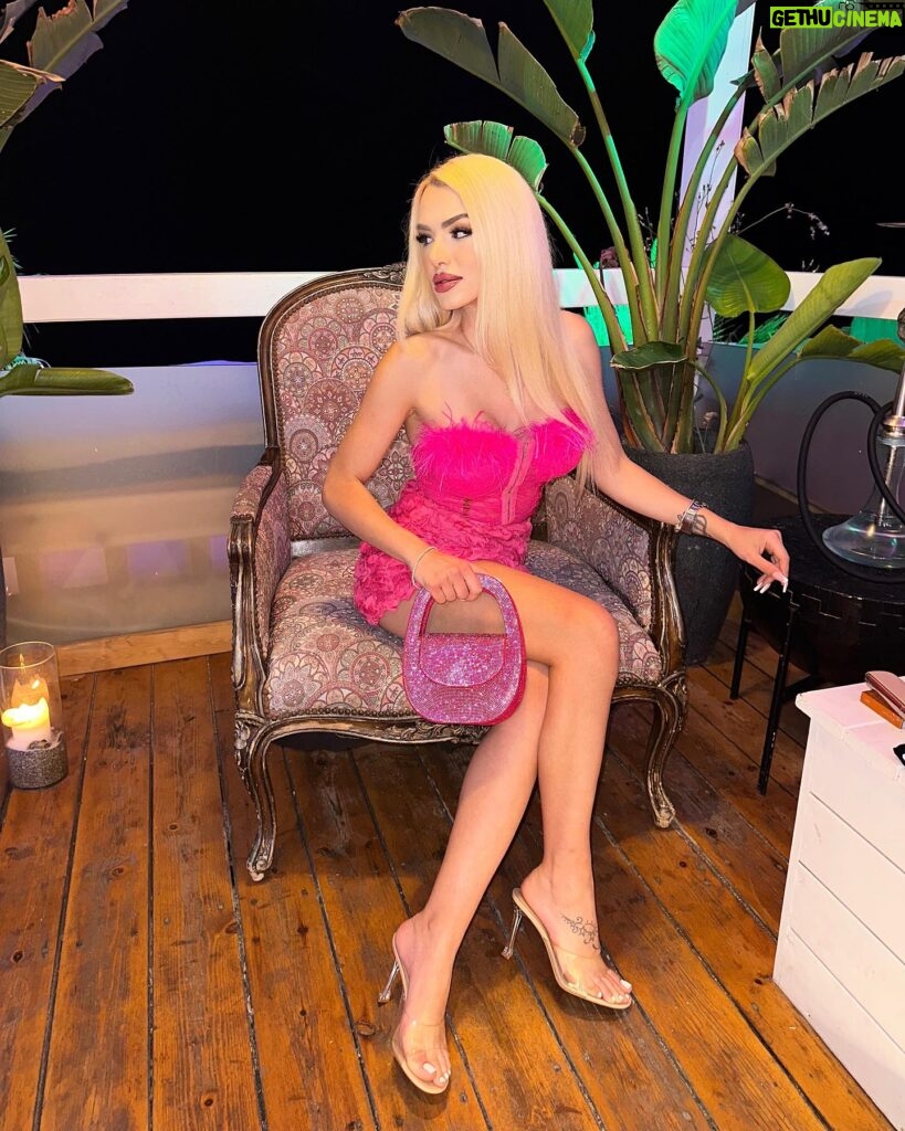 Stella Mizeraki Instagram - My forever mood is pink 💗