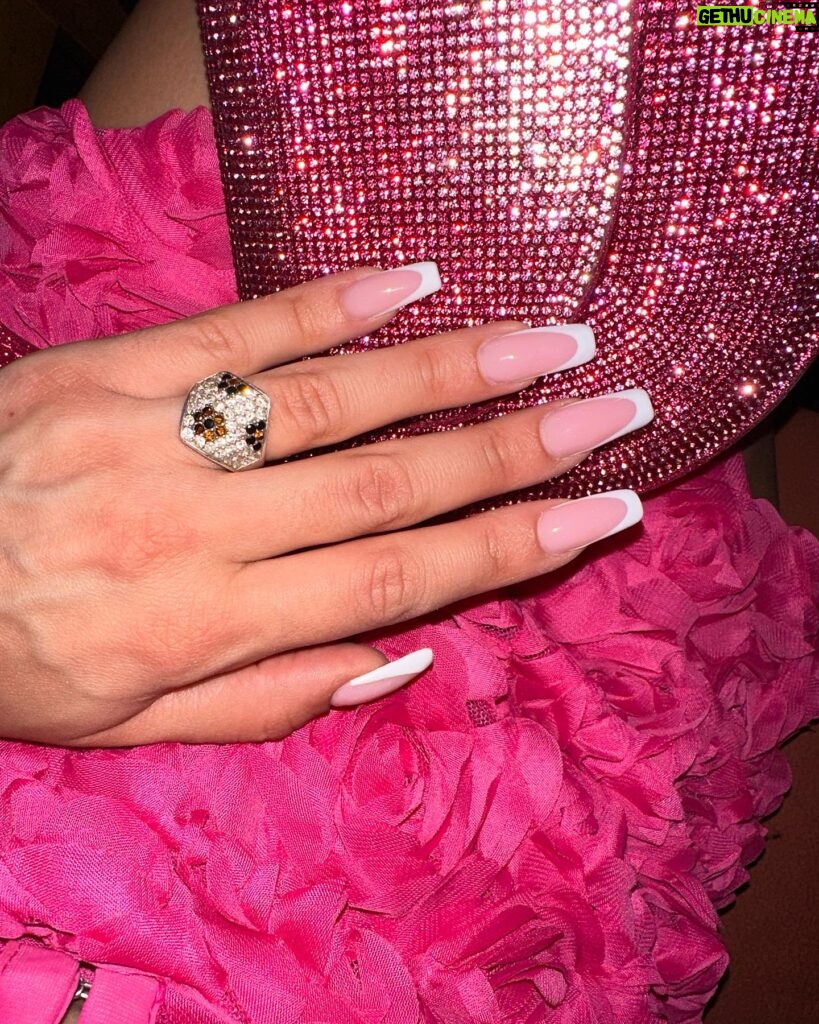Stella Mizeraki Instagram - My forever mood is pink 💗