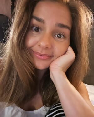 Stephania Potalivo Instagram - Jeg er simpelthen så overvældet og rørt over alle de beskeder, I har sendt til både Nils Petter og mig i forbindelse med mit program “Hvordan bliver jeg gravid?” 

Selvom det er sårbart at åbne op, så er det det hele værd, når jeg kan mærke at ønsket for programmet var at blive klogere på vores biologi, og hvad det vil sige at være i fertilitetsbehandling, er lykkedes. 

Og alle jer der skriver, at I føler jer mindre alene i det, når I ser programmerne betyder ALT❤️ Virkelig bare tusinde tak 🙏🏽