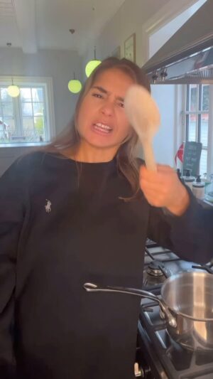 Stephania Potalivo Instagram - I ringer bare hvis i skal have hjælp til at lave en brun sovs! 🤎