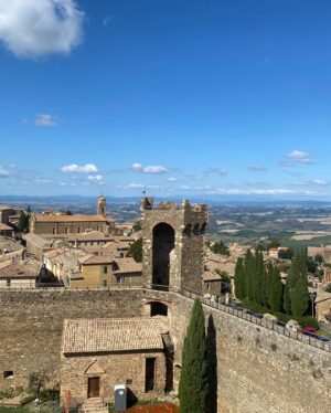 Stephanie Bennett Instagram - Will forever be dreaming of Tuscany 
🍷🧀🥖🍇🌿