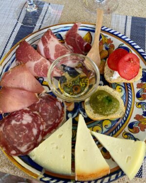 Stephanie Bennett Instagram - Will forever be dreaming of Tuscany 
🍷🧀🥖🍇🌿