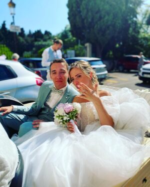 Stéphanie Pareja Instagram - 💒J’ai marié mon fils. 🤍🫶🤍
Cette  phrase est dingue….😳🤣 
quelle chance de pouvoir vivre ce moment si précieux pour mes loulous et pour nous tous. @manon_bsrs♥️@jules.flying♥️ 

Merci Ralf et merci à ton équipe si adorable pour l’accueil, l’organisation, la bienveillance  dans un écrin de ouf ! 
  @villa.165 ✨un paradis créé pour réaliser ses rêves ☺️
🤍🫶🤍
.
@rosemrd