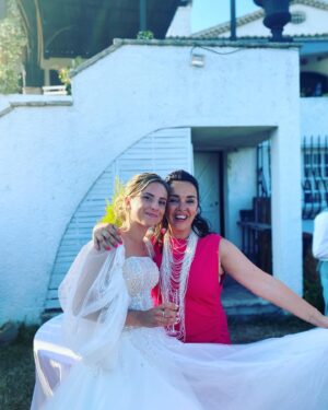 Stéphanie Pareja Instagram - 💒J’ai marié mon fils. 🤍🫶🤍
Cette  phrase est dingue….😳🤣 
quelle chance de pouvoir vivre ce moment si précieux pour mes loulous et pour nous tous. @manon_bsrs♥️@jules.flying♥️ 

Merci Ralf et merci à ton équipe si adorable pour l’accueil, l’organisation, la bienveillance  dans un écrin de ouf ! 
  @villa.165 ✨un paradis créé pour réaliser ses rêves ☺️
🤍🫶🤍
.
@rosemrd