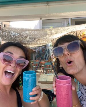 Stéphanie Pareja Instagram - Détox avant la rentrée !
Un jus de fruits avec mon amie et la vie est belle 😎🍍🍏🍓🍒
.
@audrey_creps