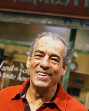 Stéphanie Pareja Instagram - C’est avec un immense chagrin que nous, les comédiennes et comédiens de la série Plus belle la vie, avons appris le décès de notre partenaire et ami Michel Cordes, survenu vendredi 5 mai à son domicile. 

Nous l’avons rencontré, côtoyé, et aimé avec cette évidence générée par sa personnalité généreuse et passionnée, sa gentillesse infinie, son regard sur le monde si vibrant. Et son rire fracassant. 

Nous nous souviendrons des innombrables séquences tournées avec lui, de notre complicité, de notre joie de le retrouver dans les studios de Plus Belle La Vie, et derrière son bar mythique. 

Il était, il est et sera pour toujours Roland Marci, l’inoubliable patriarche du Mistral, le pilier de la série, l’incarnation du Sud qu’il aimait tant.

Nous adressons nos plus vives condoléances à sa famille, et ses proches. 

Les comédiennes et comédiens de Plus Belle La Vie.