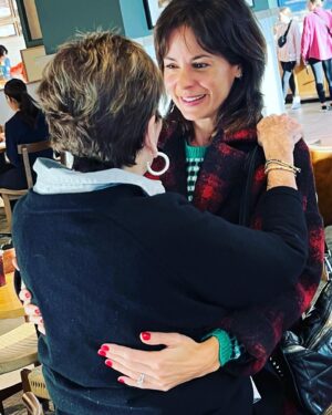 Stephanie Szostak Instagram - 🎥 Day 1 in St. Louis on the set of #OnFire and the Force of Nature that is Susan O’Leary is here inspiring me (Thank you @johnoleary.inspires for giving me this opportunity to portray your amazing Mother on screen) 
Wait - I have six children !?!? Ha.  What a beautiful family ! 

#onfiremovie #onfirejohnoleary 
#behindthescenes