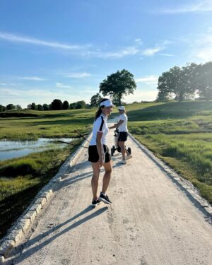 Stephanie Szostak Instagram - Magic hour with the Club Champ, the Swede (who talks all the way until she hits the ball) and the Hubby ⛳️

@lohlasport I love my new golf gear 💚 Merci 😘
#womengolf