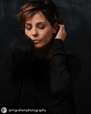 Stephanie Szostak Instagram - 📸 @jerrigrahamphotography in her home 
Repost• @jerrigrahamphotography This morning, I was thinking about moving the furniture around in my home and turning the downstairs into a full on photo studio again. I always want a change thinking I need more