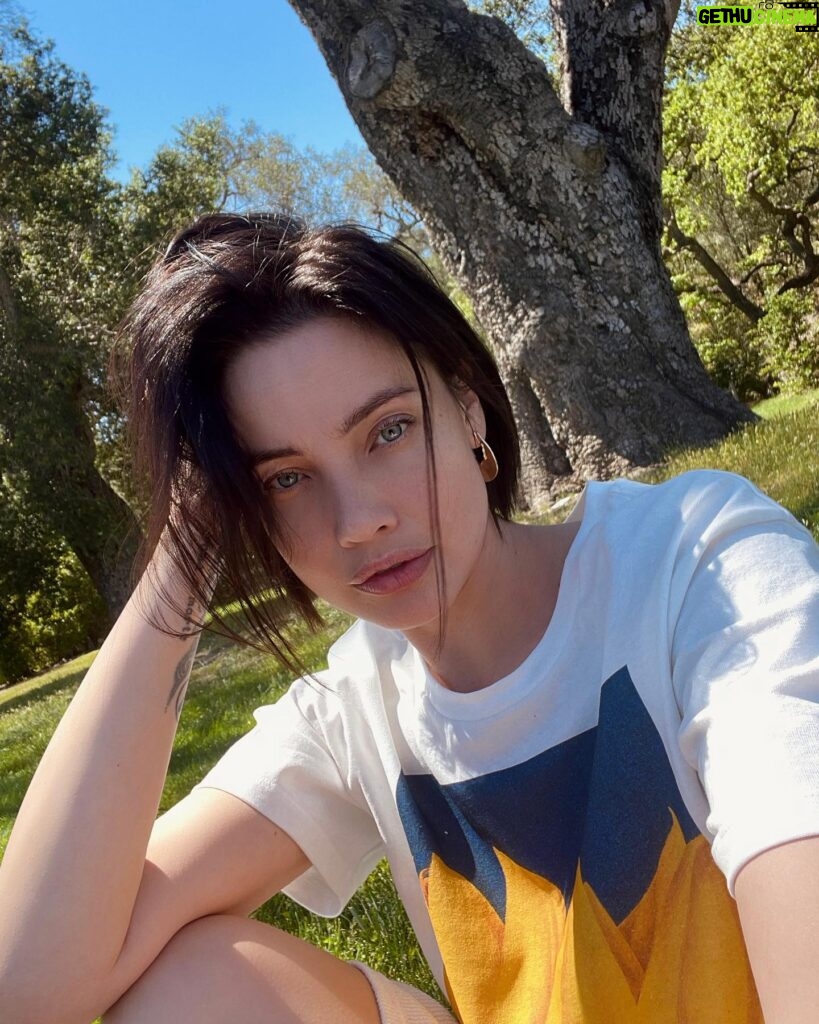 Stephanie Corneliussen Instagram - Hey sweet peeps ✨⁣ Just checking in to say THANK YOU for the BDAY love! ⁣ All is well here. Hope you’re doing good! Stay kind & safe. #standwithukraine