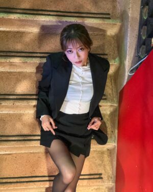 Stephanie Ho Instagram - 2024年第一個月一眨眼已過⭐️

這個月應該是我31年過得最勤力的一月。這個月來一直把自己的行程表排得滿滿，對比以往以為自己一天只能做一件事來說，只能說原來過了30還可以蠻多可能性的。

作為一年之首，當然也離不開很多對於今年的打算。一般我會3月才開始想😂 但2024 竟然頭1個月已經把這一年的計劃打算好了～wow～ 以往那焦慮的性格 — 原來可以化成行動力❤️‍🔥 

好吧，2024 bring it on！

Hair: @greencheung @admixhairstyling 
Blazer: @alexandermcqueen 
Heels: @versace
📸 @sohok