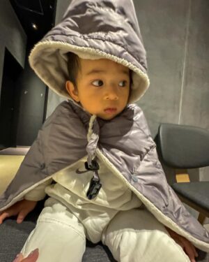 Stephanie Ho Instagram - 冬至快樂！❄️☃️

祝大家和家人過一個暖笠笠的冬至💓

✈️ 
Asher’s been sleeping bad lately when we’re out and I got him this mini eye mask and it worked wonders😋 he’s super fidgety but one it’s on he switches off like magic 🥰 and also it has to be used under supervision! Voila!

#dz #dzdzdzdz